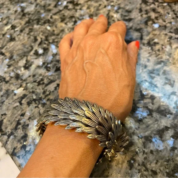 🐸 Stretchy silver-toned feather bead bracelet - Picture 2 of 9